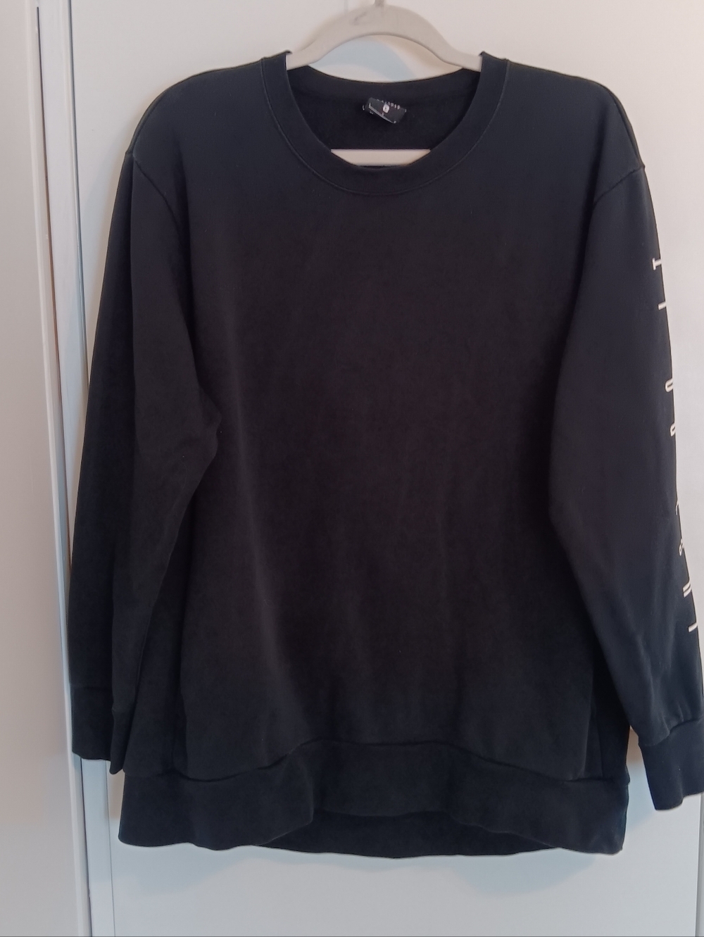 Nike Dri-Fit Womens Black Long-Sleeve Crewneck Sweatshirt With Pockets